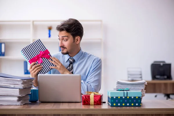 Jeune employé masculin célébrant son anniversaire sur le lieu de travail — Photo