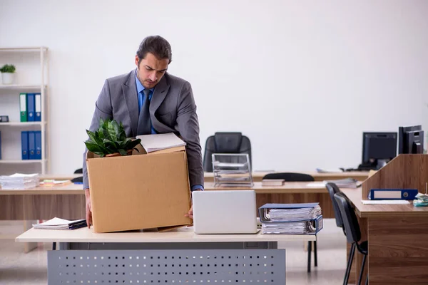 Jovem empregado masculino sendo demitido de seu trabalho — Fotografia de Stock