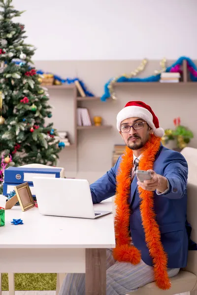 Jonge zakenman werkt thuis op kerstavond — Stockfoto