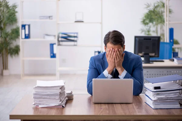 Jeune homme d'affaires employé travaillant dans le bureau — Photo