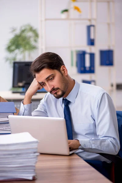 Jovem empresário empregado que trabalha no escritório — Fotografia de Stock