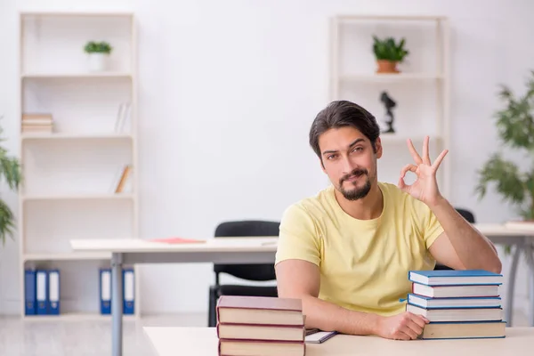 Mladý student se připravuje na zkoušky ve třídě — Stock fotografie