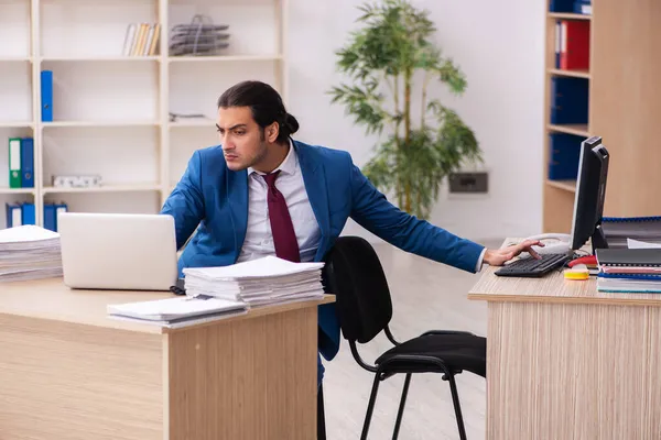 Junge männliche Mitarbeiter im Multitasking-Konzept — Stockfoto