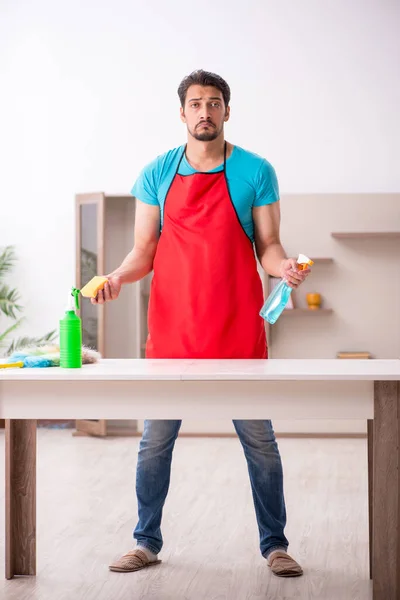 Jonge mannelijke aannemer schoonmaken van het huis — Stockfoto