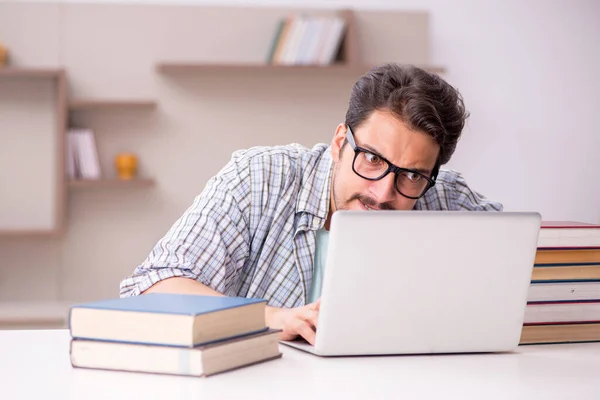 Joven estudiante masculino preparándose para los exámenes en casa —  Fotos de Stock