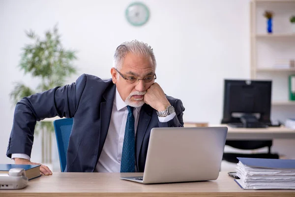 Viejo empleado que trabaja en la oficina — Foto de Stock