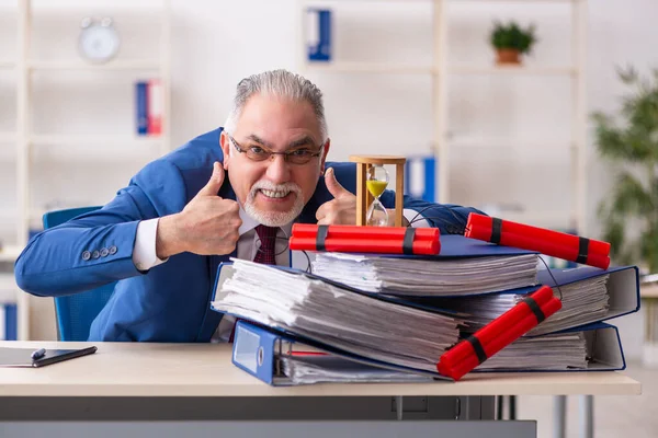 Alte männliche Angestellte mit Dynamit im Büro — Stockfoto