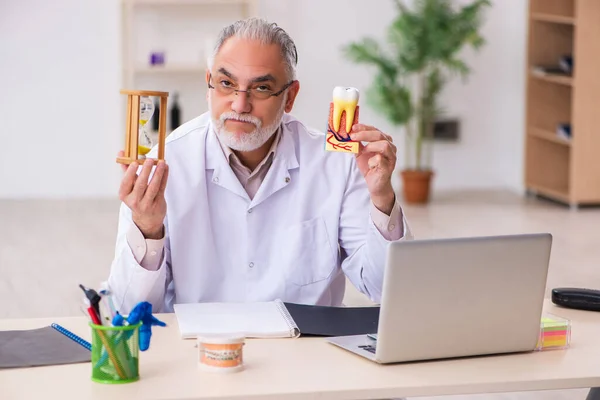 Starý zubař v konceptu time managementu — Stock fotografie