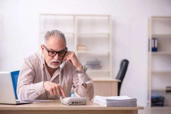 Viejo empleado que trabaja en el lugar de trabajo —  Fotos de Stock