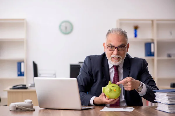 Ancien employé masculin dans le concept de retraite — Photo