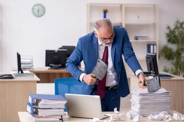 Alte männliche Angestellte unzufrieden mit exzessiver Arbeit im Büro — Stockfoto