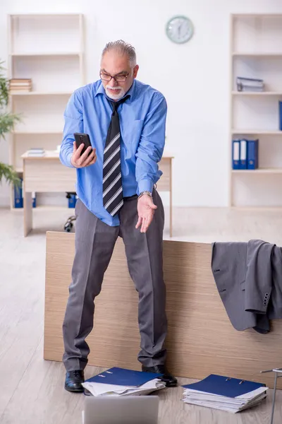 Vecchio dipendente maschio infelice con il lavoro eccessivo in ufficio — Foto Stock