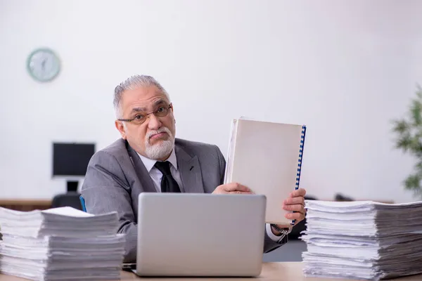 Vieil employé masculin mécontent du travail excessif au bureau — Photo