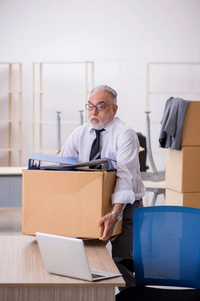 Velho empregado masculino no conceito de realocação — Fotografia de Stock