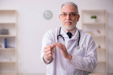Aşı konseptinde yaşlı bir doktor.