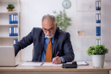 Ofiste çalışan eski patron.