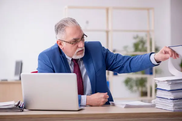 Ancien employé masculin et trop de travail au bureau — Photo