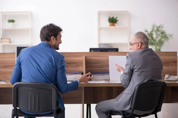 Due dipendenti di sesso maschile che lavorano in ufficio — Foto Stock