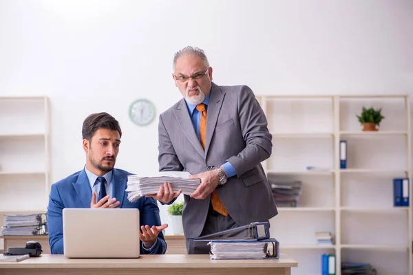 Twee collega 's die op kantoor werken — Stockfoto