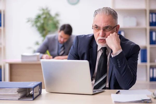 Deux employés masculins travaillant dans le bureau — Photo