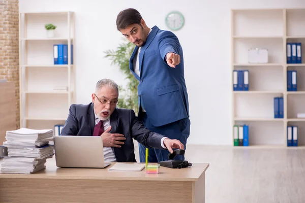 Zwei männliche Mitarbeiter im Arbeitslosenkonzept — Stockfoto