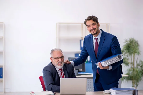 Deux collègues masculins travaillant dans le bureau — Photo