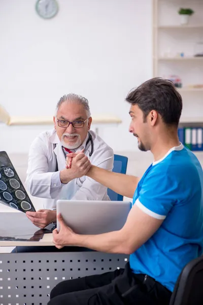 Young male patient visiting old male doctor radiologist — Stock Photo, Image