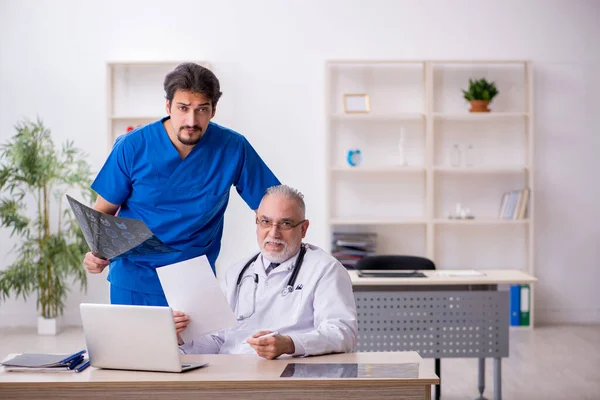 Zwei Ärzte arbeiten in der Klinik — Stockfoto