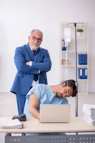 Joven empleado masculino sentirse mal en el lugar de trabajo — Foto de Stock