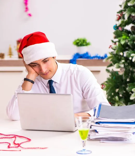 Empregado empresário celebrando o Natal no escritório — Fotografia de Stock