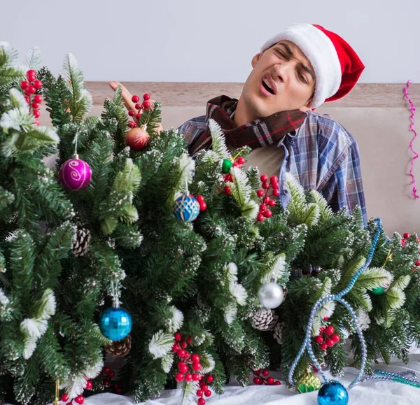 Uomo che soffre di postumi di sbornia dopo la festa di Natale — Foto Stock