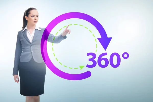 Conceito de 360 graus com empresária pressionando botão — Fotografia de Stock