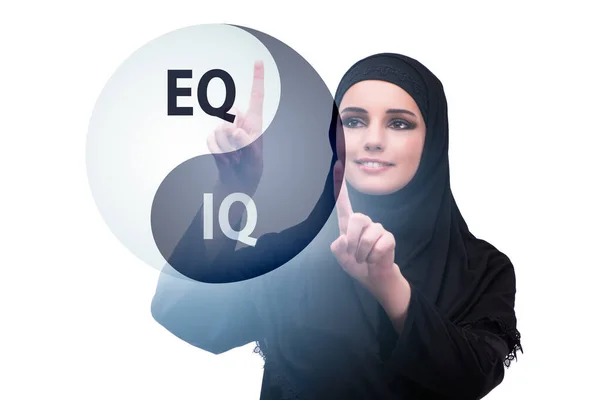 EQ и IQ навыки концепции с бизнесвумен — стоковое фото