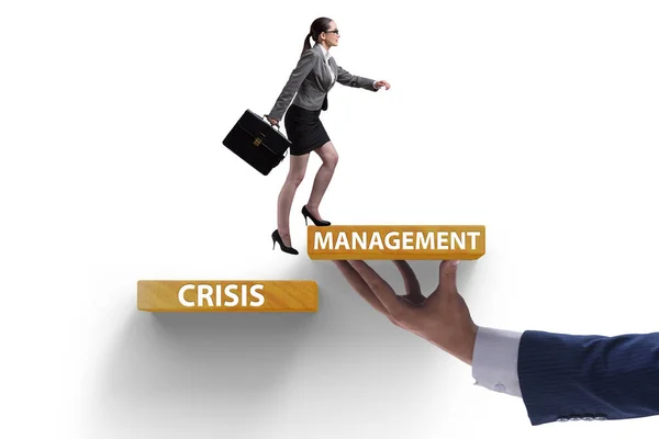 Krisenmanagement-Konzept mit kletternder Unternehmerin — Stockfoto