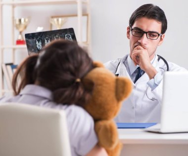 Küçük kız düzenli check-up için doktoru ziyaret ediyor.