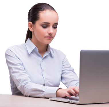 Dizüstü bilgisayarı olan genç bir iş kadını beyaza izole edilmiş.