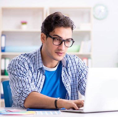 Genç tasarımcı yeni proje üzerinde çalışıyor ve renkleri seçiyor