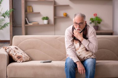 Yaşlı adam evde acı çekiyor.