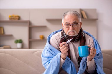 Yaşlı adam evde acı çekiyor.