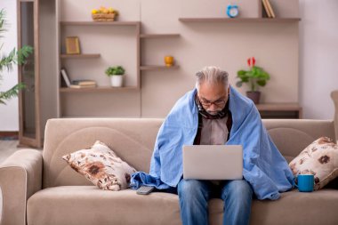 Yaşlı adam evde acı çekiyor.