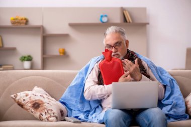 Yaşlı adam evde acı çekiyor.