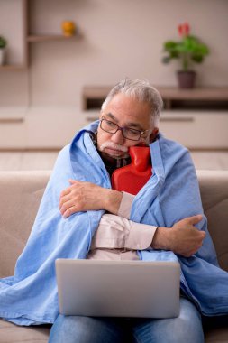 Yaşlı adam evde acı çekiyor.