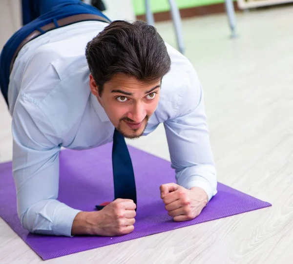 Werknemer doet oefeningen tijdens de pauze op het werk — Stockfoto