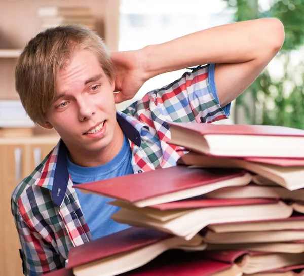 Jeune étudiant se préparant aux examens universitaires — Photo