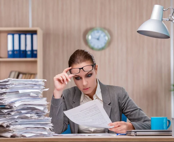 Geschäftsfrau arbeitet im Büro — Stockfoto