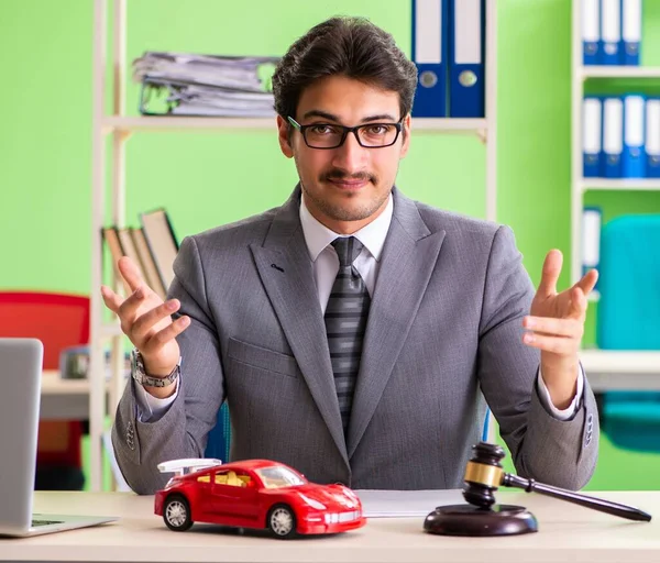 Genç ve yakışıklı avukat ofiste çalışıyor.