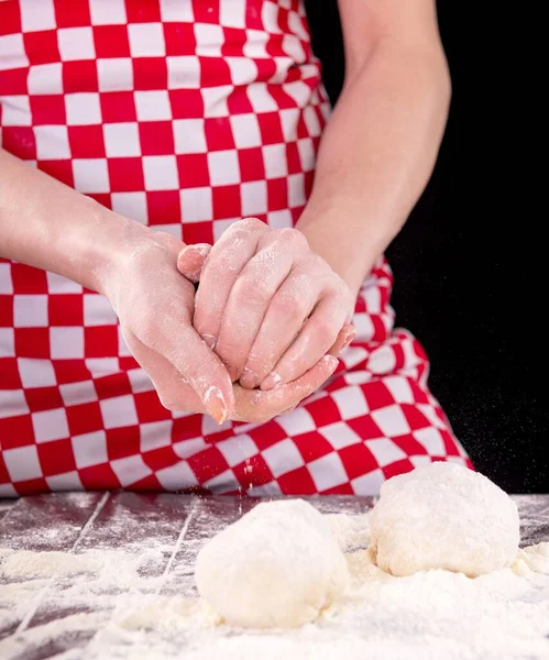 Готовить тесто для выпечки на кухне — стоковое фото