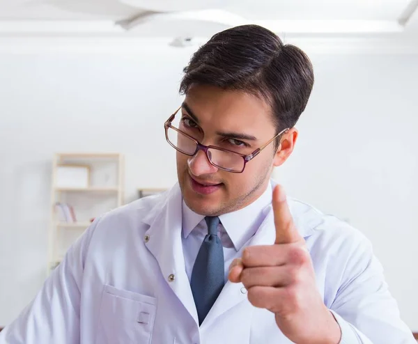 Médico gracioso en el hospital —  Fotos de Stock