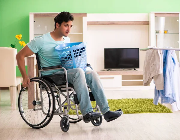 車椅子の障害者が洗濯をする — ストック写真