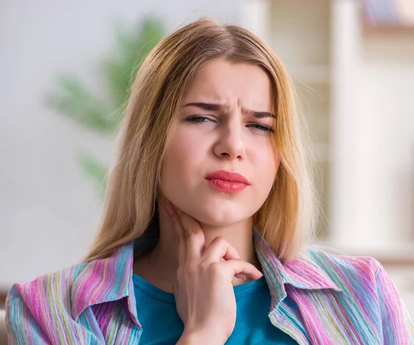 Mujer joven sufriendo de dolor de garganta dolor — Foto de Stock